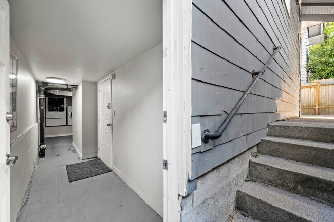 Foto del edificio - 4525 5th Ave NE
