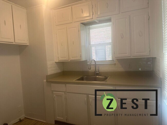 Foto del edificio - WELCOME HOME! 3BDRM 1.5BTH w/ GARAGE!!!