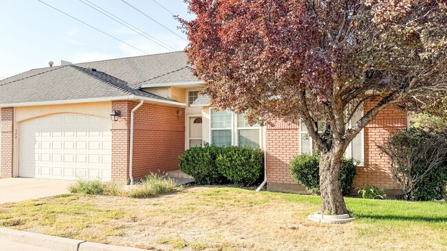 Building Photo - Beautifully Updated 4 Bed / 2.5 Bath Home