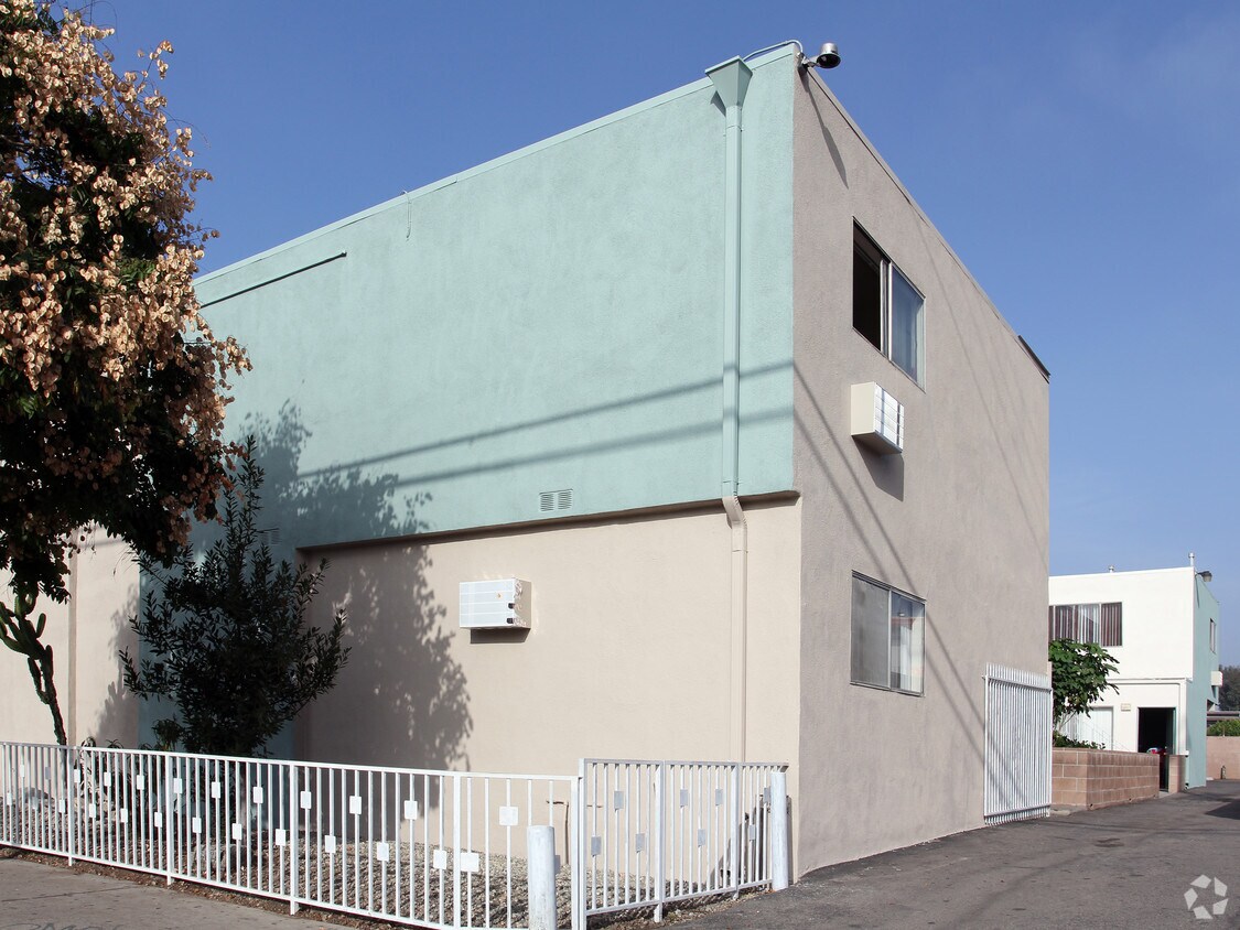 Building Photo - 13527 Van Nuys Blvd