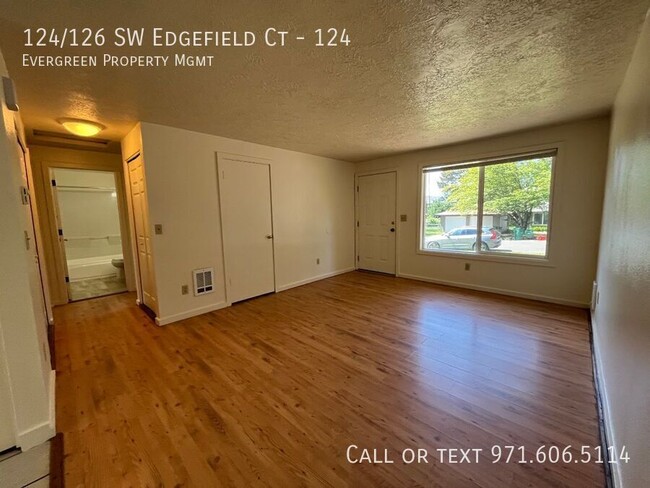 Foto del edificio - 124/126 SW Edgefield Ct-124