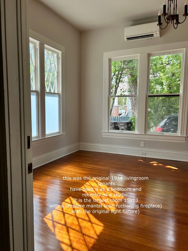Vista del dormitorio a la entrada principal - 704 E Guenther St