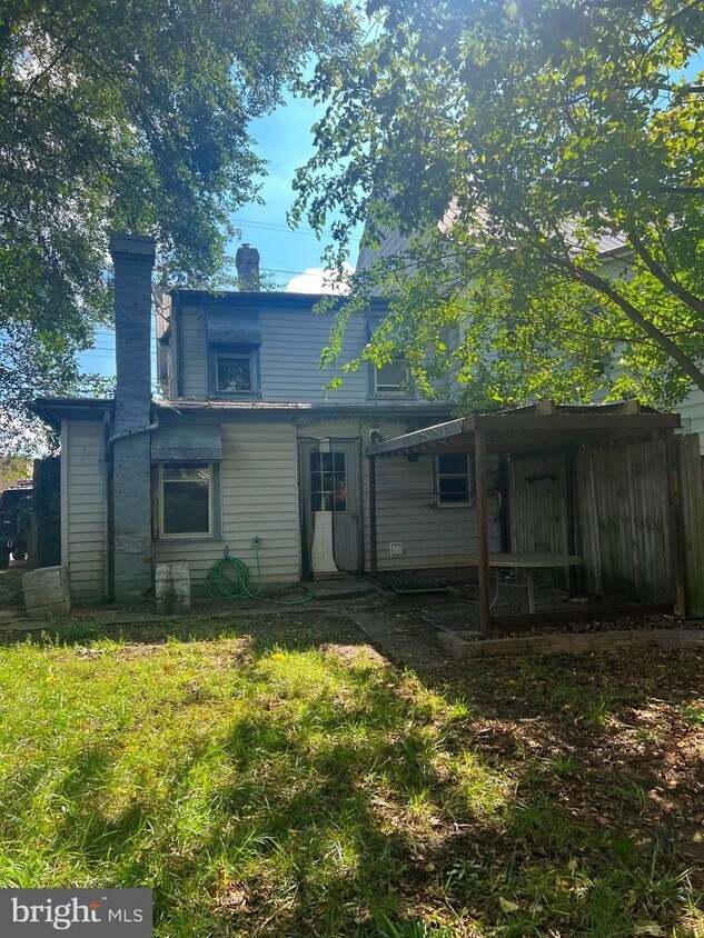Primary Photo - 220 N College St