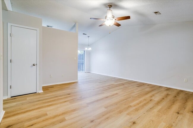 Building Photo - Adorable 3 bed, 1 bath