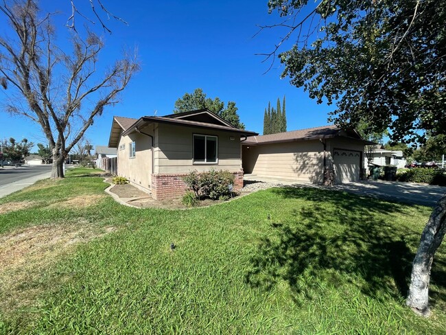 Building Photo - 4-bedroom single story in NW Modesto!