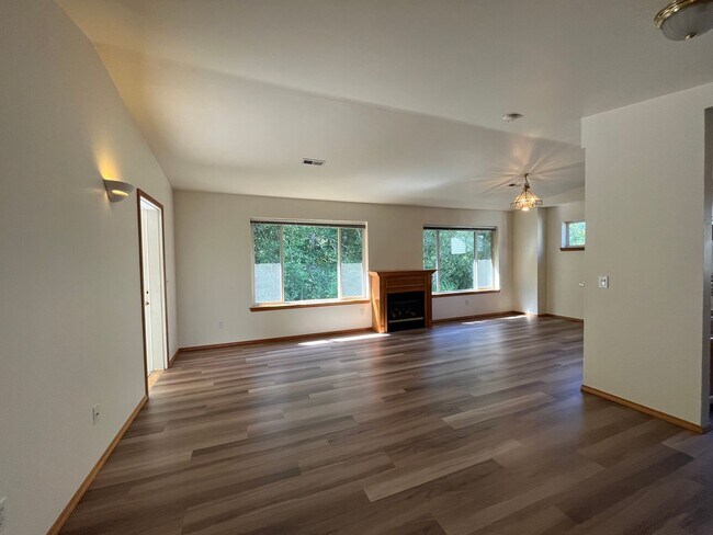 Foto del edificio - 3 Bed, 2 Bath Condo with Garage