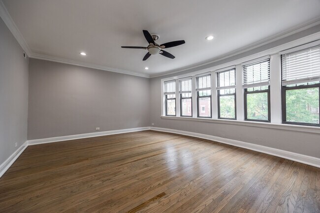 Foto del edificio - 2240 N Sawyer Ave