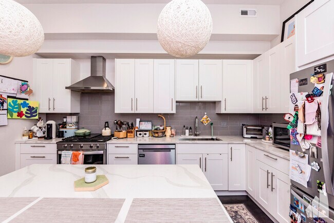 Foto del edificio - 812 S Oakley Blvd