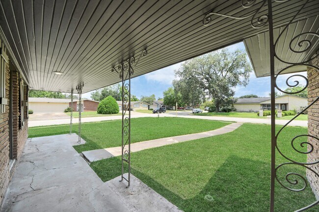 Foto del edificio - 8102 Bob White Dr