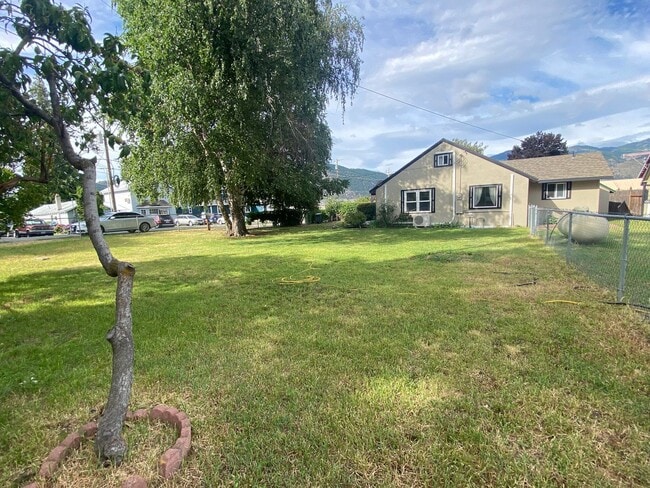 Building Photo - 3-Bedroom Home- Pets Allowed with Approval