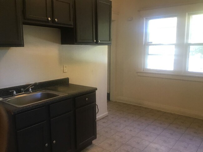 Building Photo - 3 bedroom 1.5 bathroom single family home ...