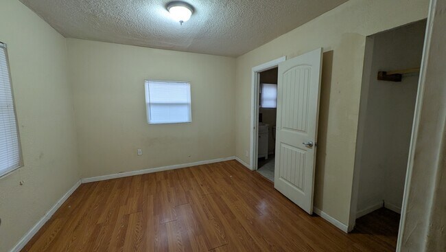 Foto del edificio - 902 N McKinley Ave