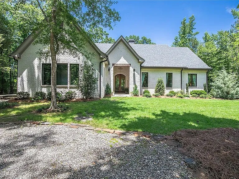 Foto principal - 323 Lee Rd 88