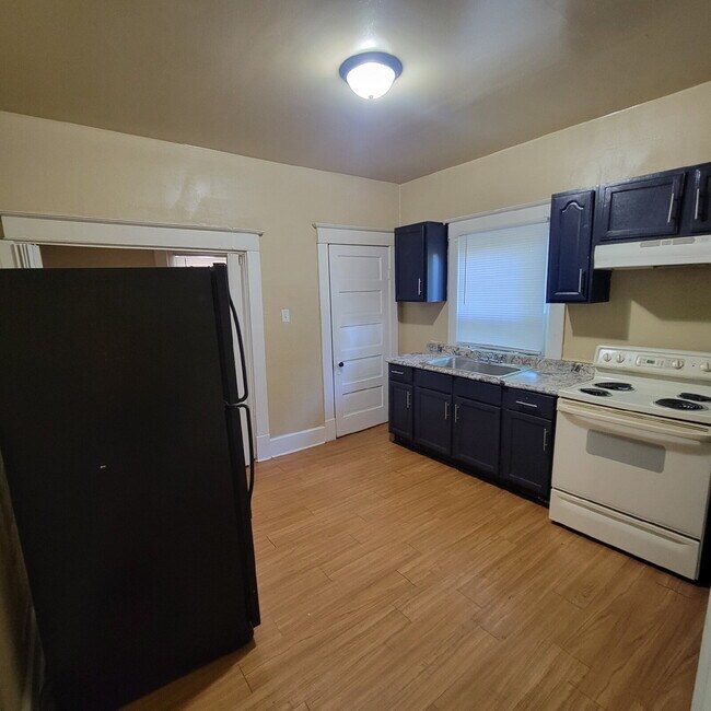 Building Photo - Westside 5BR/2BA House w/Fenced-In Yard!