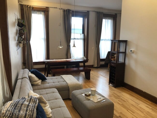 Building Photo - Large Lincoln Park 2 Bed, 2 Bath Duplex