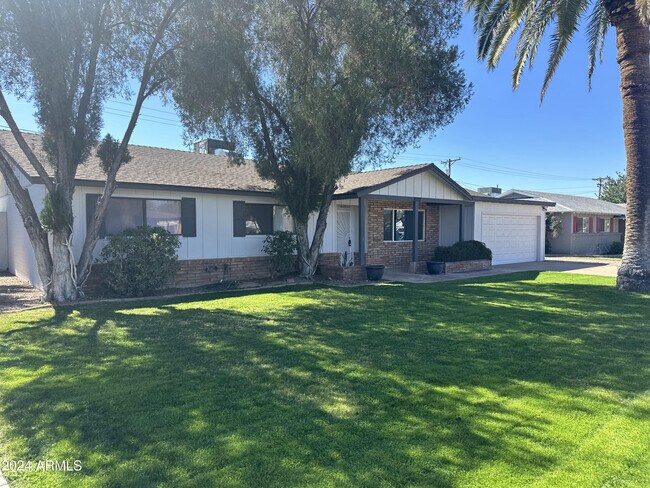 Building Photo - 8027 E Avalon Dr