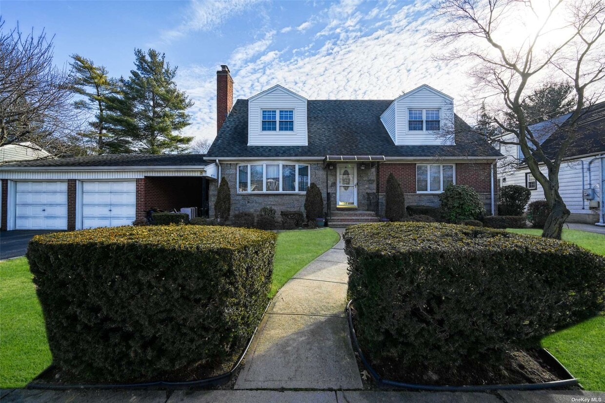 57 Hemlock St, Floral Park, NY 11001 Townhome Rentals in Floral Park NY