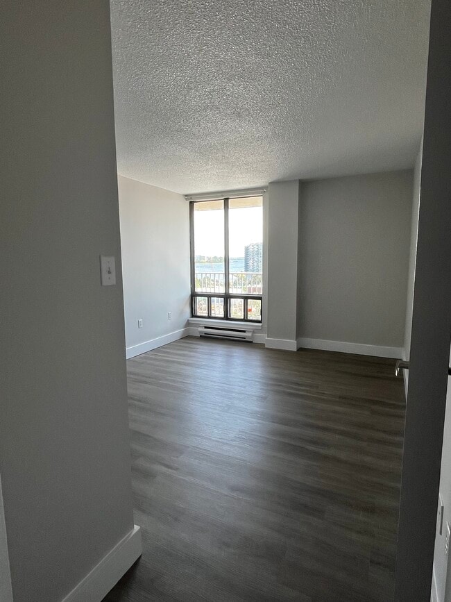 Photo du bâtiment - SPACIOUS TWO BEDROOM TWO BATHROOM APARTMEN...