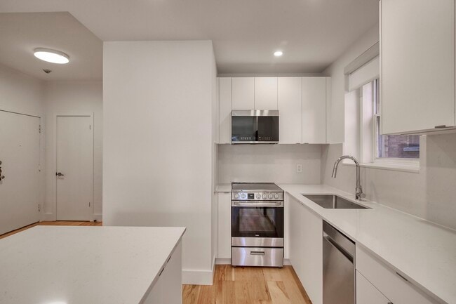 Building Photo - 4930 Queen-Mary