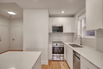 Building Photo - 4930 Chem. Queen Mary