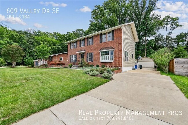 Building Photo - 609 Valley Dr SE