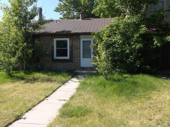 Building Photo - 2 BEDROOM, 1 BATHROOM TOWNHOUSE