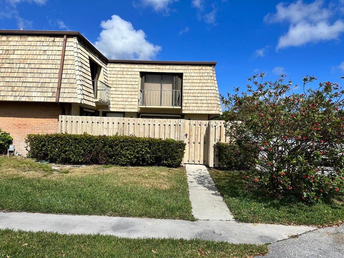 82 Lake Arbor Dr, Palm Springs, FL 33461 Townhouse for Rent in Palm