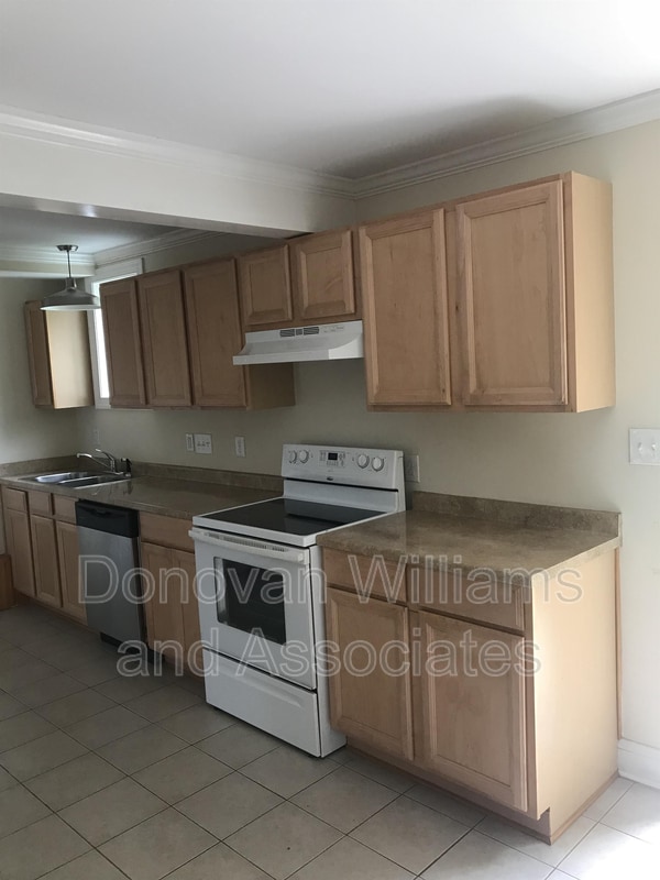 Building Photo - 1529 Thomas Ave