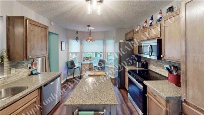 Building Photo - Beautiful Updated 3 Bed 3 Bath Home in Ove...
