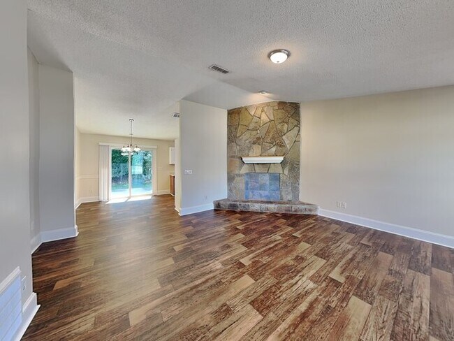 Foto del edificio - 3101 Park Creek Ct