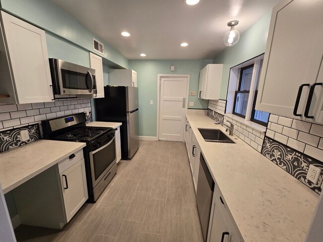 Photo - 1320  Polly&#39;s Trust Colonial Apartment