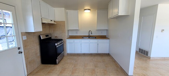 Foto del edificio - Oxnard 3+2 home with 2-car garage $2800
