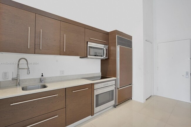 Building Photo - 475 Brickell Ave