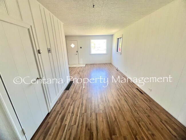 Foto del edificio - Remodeled 2 bedroom house on the flats with a garage, fenced yard, storage, and so much more!
