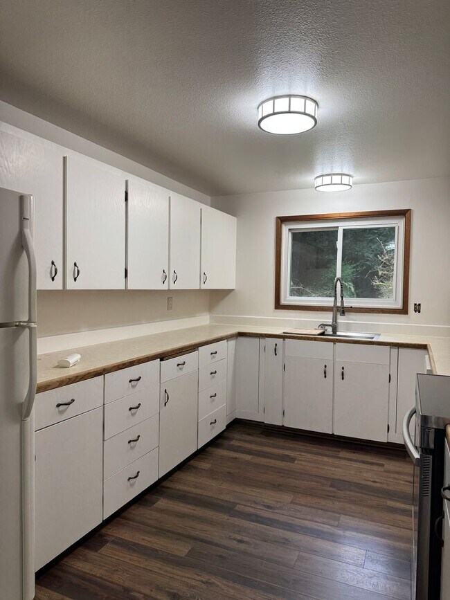 Foto del edificio - Cozy one story home on beautiful close to town acreage.