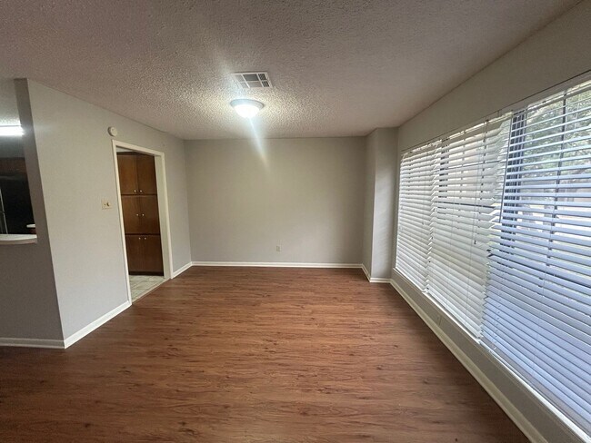 Foto del edificio - Updated Spacious Townhome