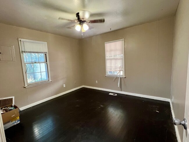 Building Photo - 533 E Fairchild Dr