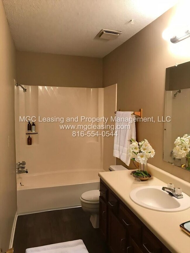 Building Photo - Lee's Summit Townhome w/ Unfinished Baseme...
