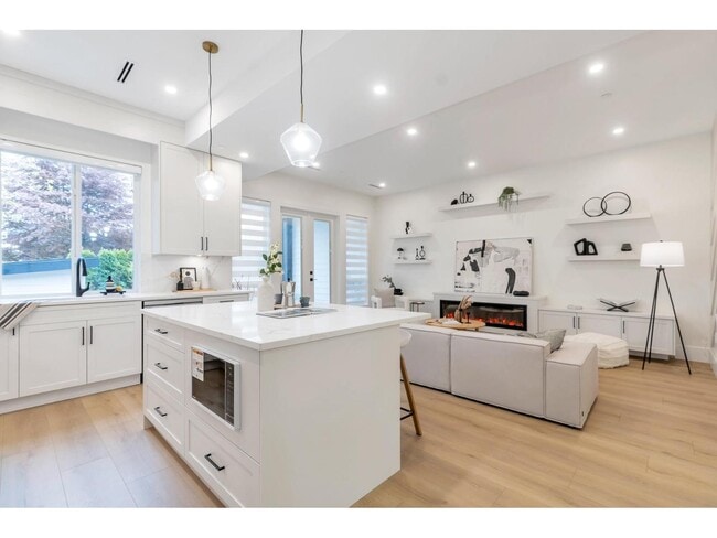 Building Photo - Beautiful 7-Bedroom, 6-Bath Home in Prime ...