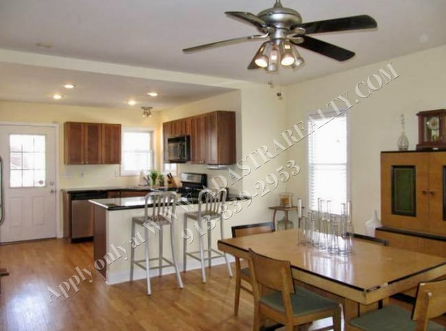 Building Photo - Updated 3 Bed 1 Bath Home Minutes From the...