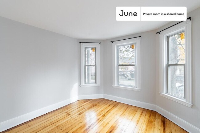 Foto del edificio - Private bedroom in 5 bed/1 bath Home