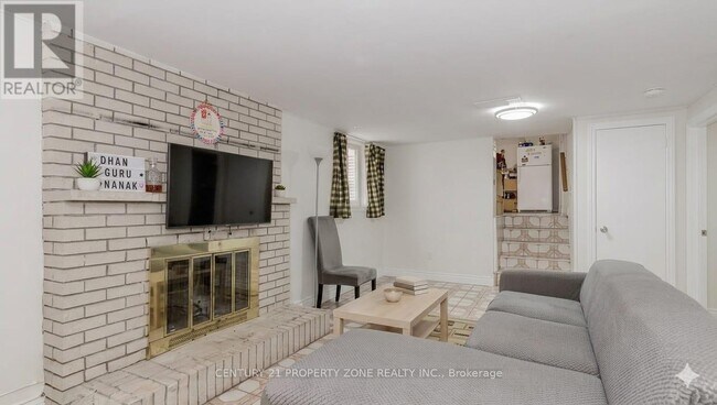 Building Photo - 32 Petunias Rd