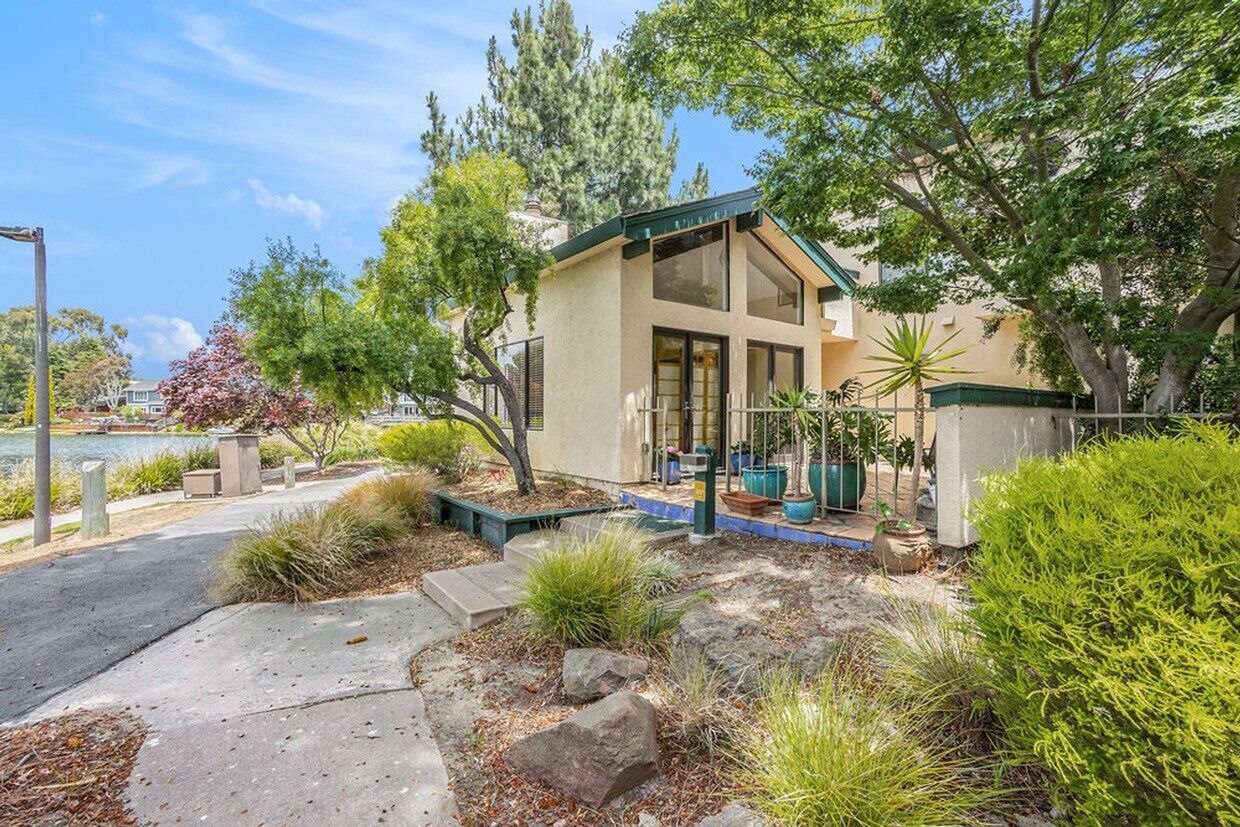 Primary Photo - 317 Carob Lane - 3 bedroom | 2.5 bath | La...
