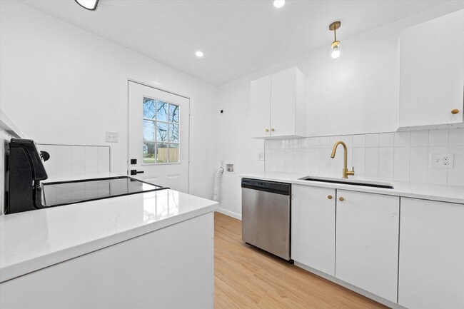 Building Photo - 1209 N 6th St