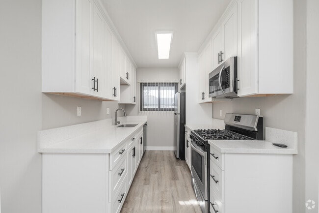 2BR, 2BA - 740SF - Kitchen - 7816 Paseo del Rey