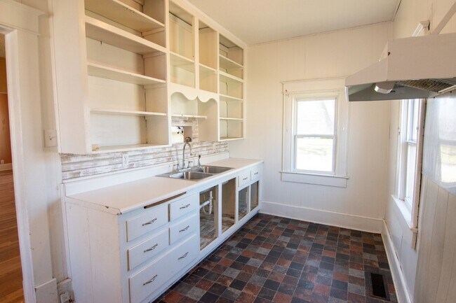 Building Photo - 2 Bedroom 1 Bath
