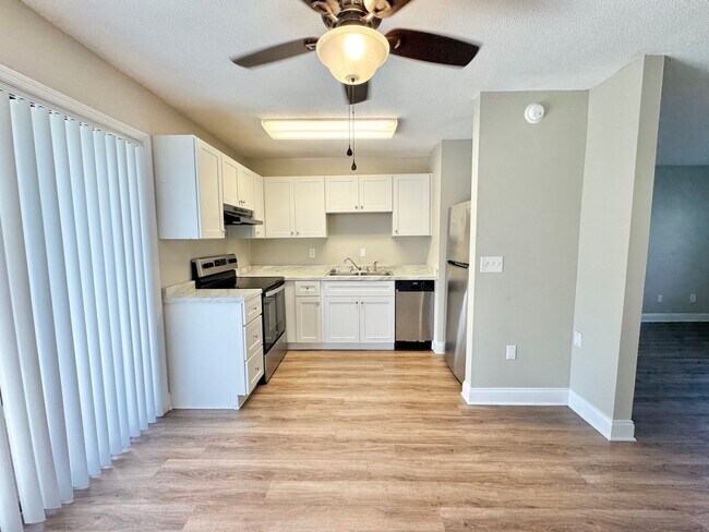 Foto del edificio - Apartment - Right off Cypress Gardens Blvd