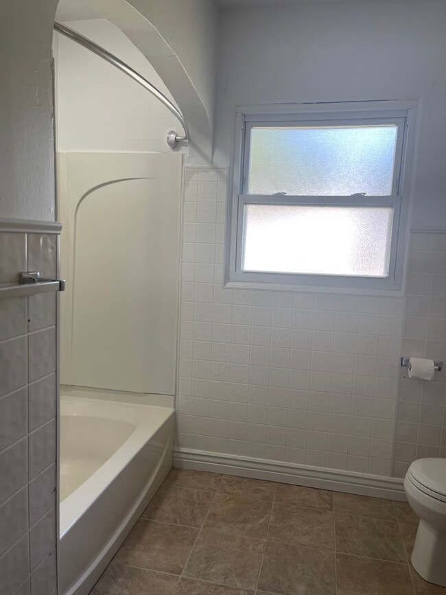Foto del edificio - 3-Bedroom 1-Bath