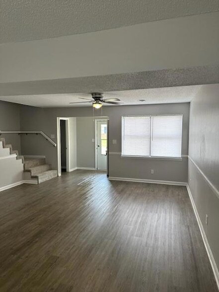 Building Photo - 661 Village Green Dr