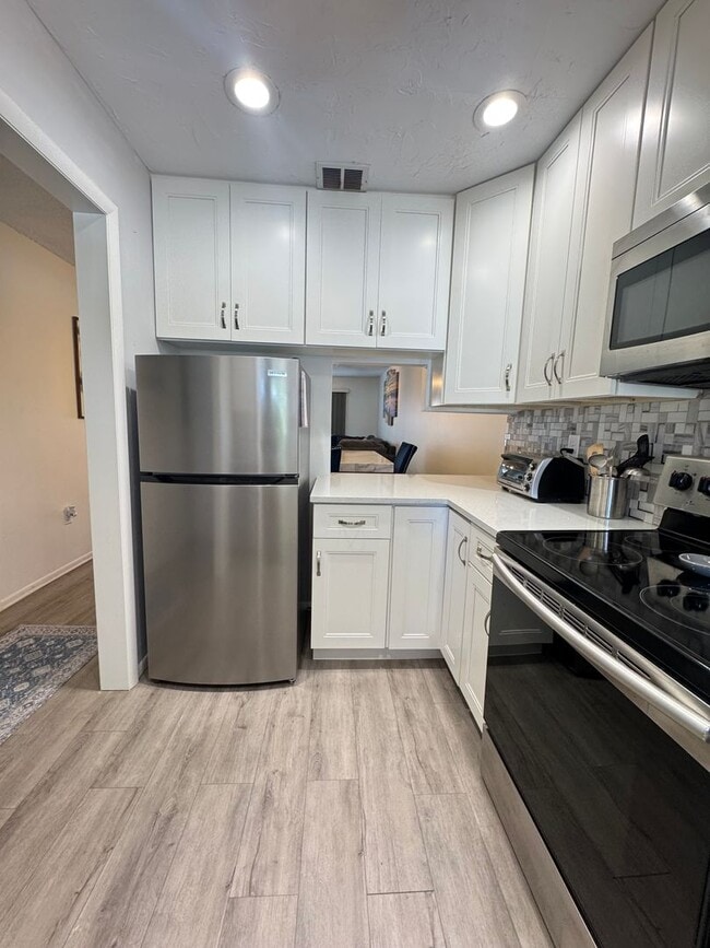 Building Photo - Annual turnkey furnished 2-Bedroom, 2-Bath...